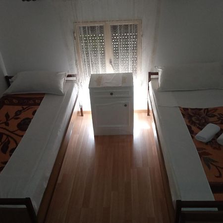 Hostel Vera - Airport Podgorica Mitrovici  Cameră foto